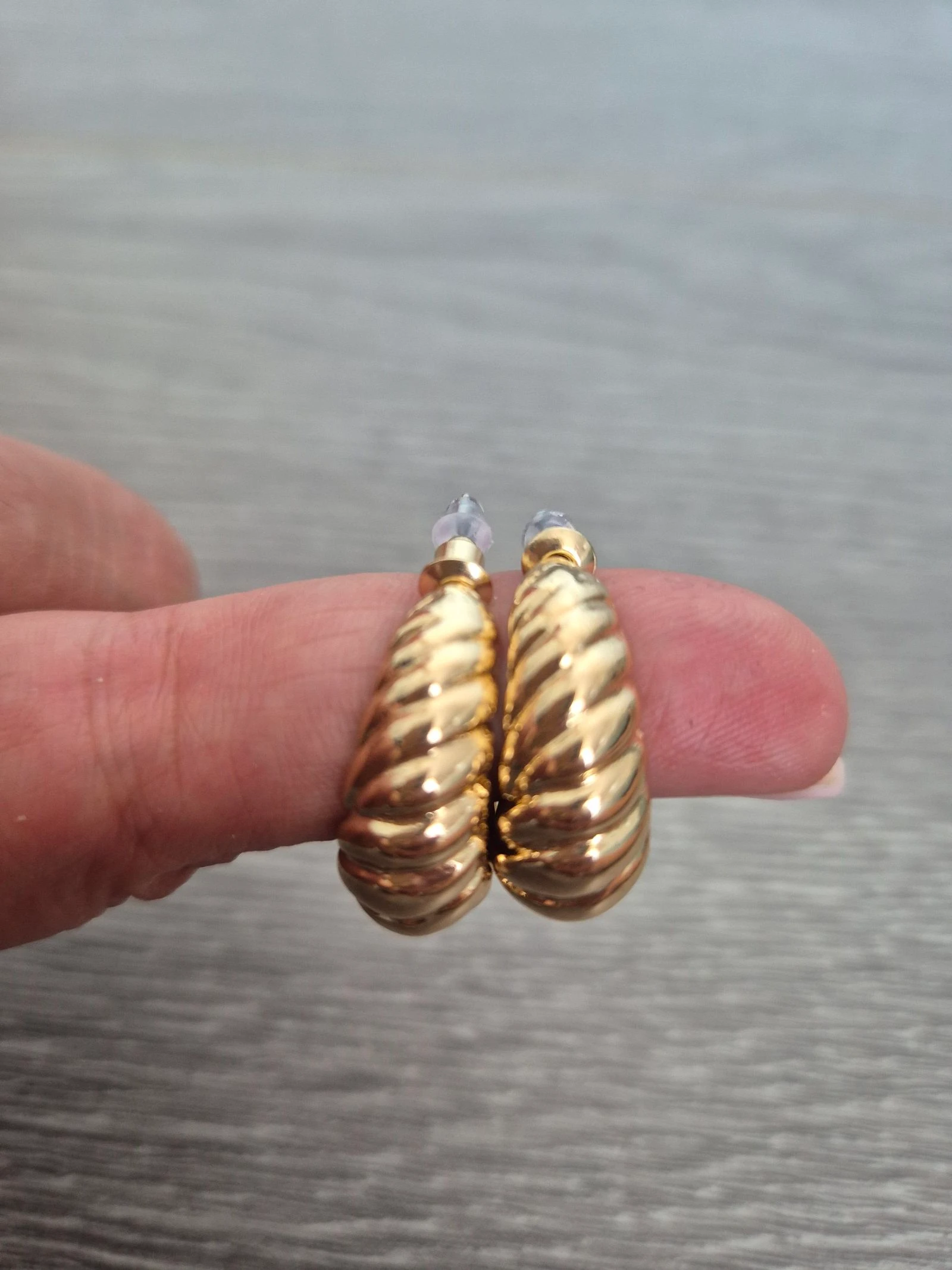 Goudkleurige Croissant Oorringen / Ribbel Oorringen – Nieuw